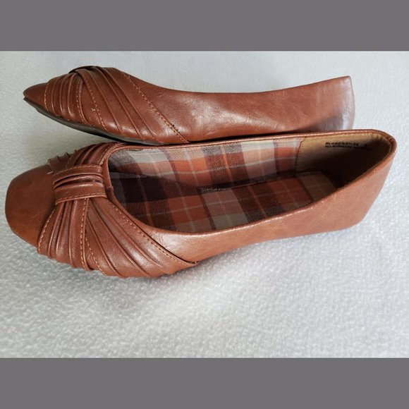 2 for $20 - Bare Traps Black Flats and Brown Flats - Picture 6 of 7